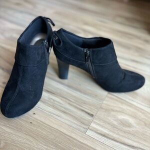 Coach and Four Black Faux Suede Cuffed Ankle Booties Women.  Size 10